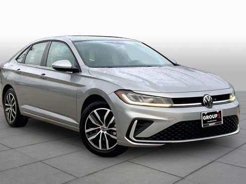 Used 2025 Volkswagen Jetta SE FWD image 3