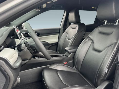 Used 2025 Jeep Compass Limited image 5