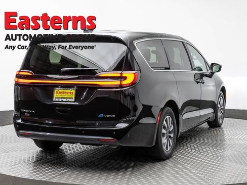 Used 2023 Chrysler Pacifica Touring-L FWD image 5