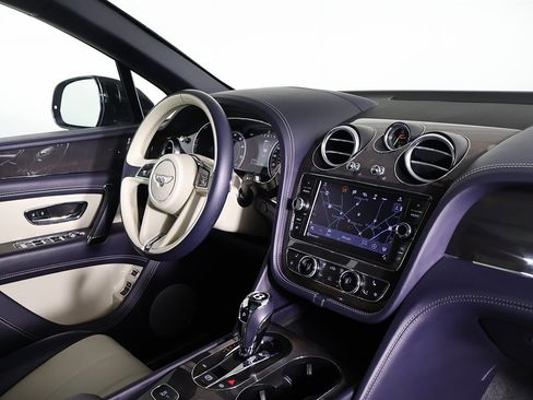 Used 2019 Bentley Bentayga V8 image 30