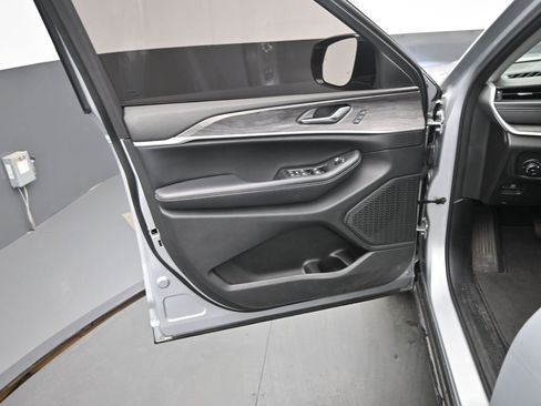 Used 2023 Jeep Grand Cherokee L Limited w/ Trailer Tow Group (B) image 12