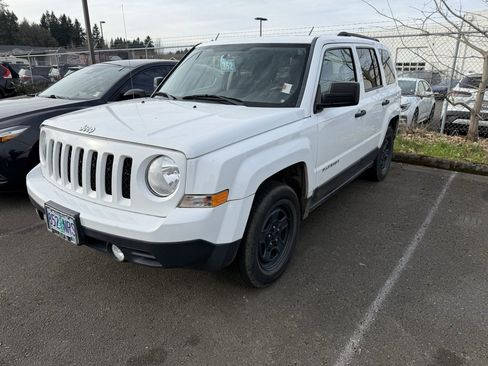 Used 2016 Jeep Patriot Sport image 2