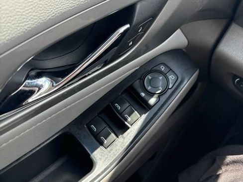 Used 2021 Chevrolet Traverse LT FWD image 5