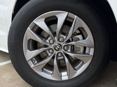 Used 2024 Toyota Sienna LE w/ LE Plus Package FWD image 10
