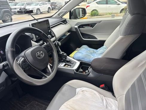 Used 2020 Toyota RAV4 XLE Premium FWD image 11