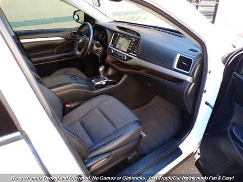 Used 2017 Toyota Highlander Plus w/ Carpet Mat Package image 30