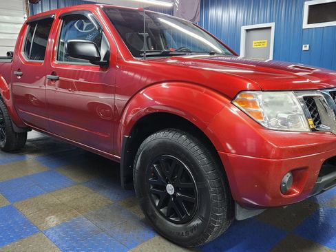 Used 2014 Nissan Frontier SV image 2