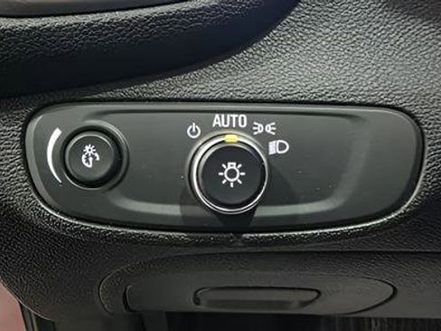 Used 2019 Chevrolet Trax LT w/ LT Convenience Package FWD image 16