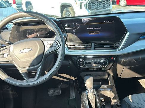 Used 2025 Chevrolet Trax LT FWD image 8