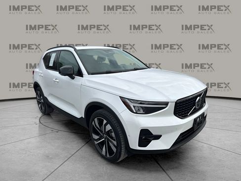 Used 2025 Volvo XC40 B5 Plus image 7