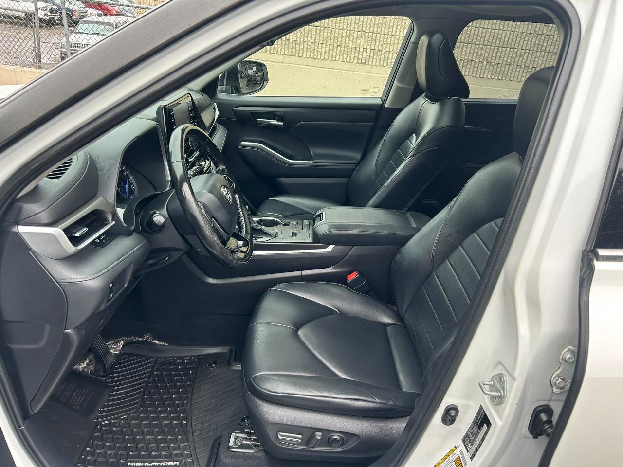 Used 2020 Toyota Highlander XLE AWD/4WD image 9