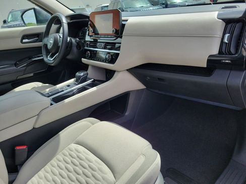 Used 2022 Nissan Pathfinder SV FWD image 18