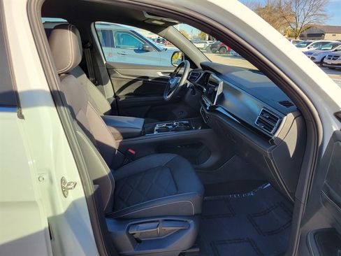 Used 2025 Volkswagen Atlas Cross Sport SE image 3