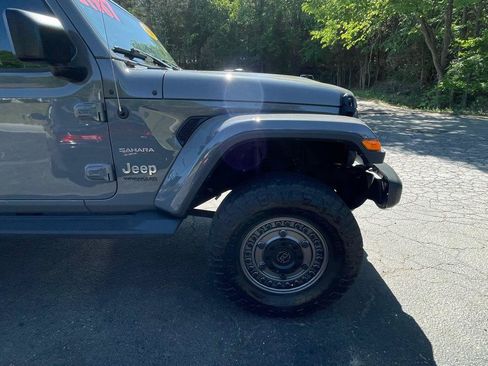 Used 2018 Jeep Wrangler Unlimited Sahara AWD/4WD image 12