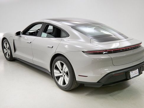 Used 2022 Porsche Taycan image 9