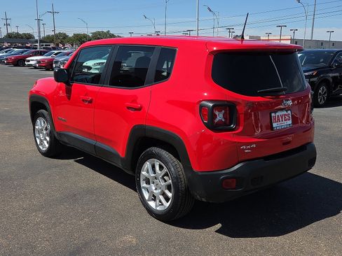 Used 2023 Jeep Renegade Latitude image 3