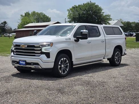 Used 2025 Chevrolet Silverado 1500 High Country w/ Technology Package AWD/4WD image 4