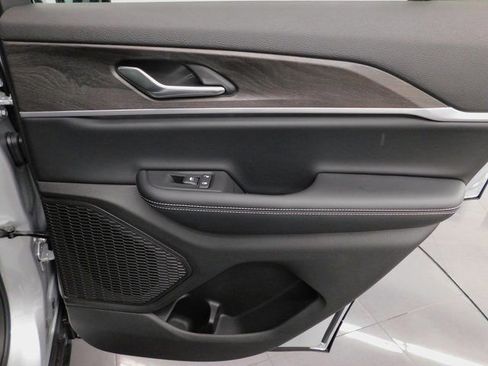 Used 2025 Jeep Grand Cherokee Limited image 27