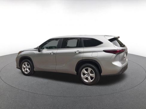 Used 2025 Toyota Highlander LE FWD image 10