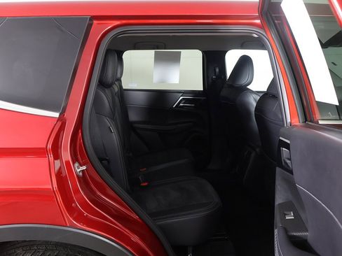 Used 2024 Mitsubishi Outlander SE Black Edition image 32