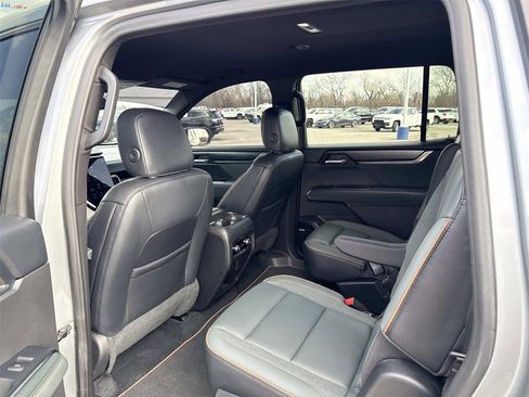 Used 2024 GMC Acadia AT4 w/ Luxury Package image 25