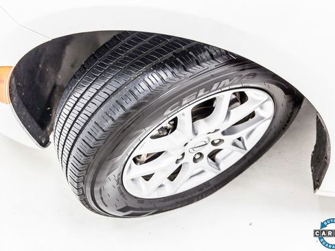 Used 2023 Chrysler Pacifica Touring-L image 12