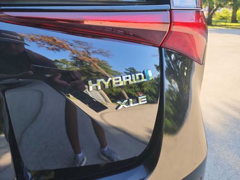 Used 2019 Toyota Prius XLE image 6