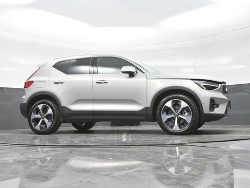 Used 2025 Volvo XC40 B5 Plus image 30