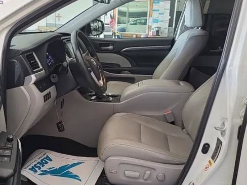Used 2017 Toyota Highlander Limited Platinum image 11
