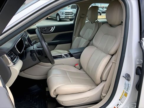 Used 2017 Lincoln Continental Premiere image 8