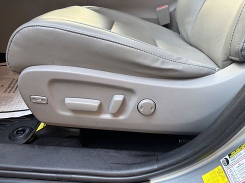 Used 2019 Toyota Highlander XLE AWD/4WD image 13