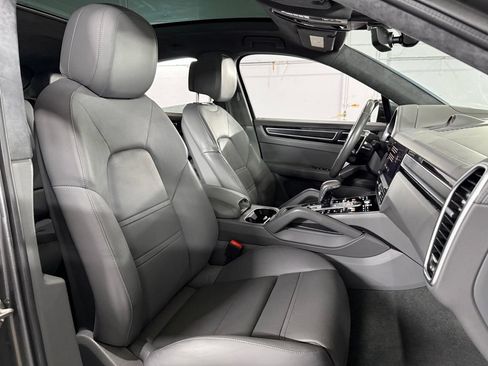Used 2022 Porsche Cayenne GTS AWD/4WD image 33