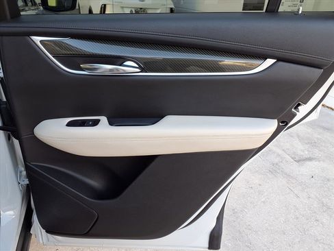 Used 2022 Cadillac XT6 Sport w/ Technology Package image 12