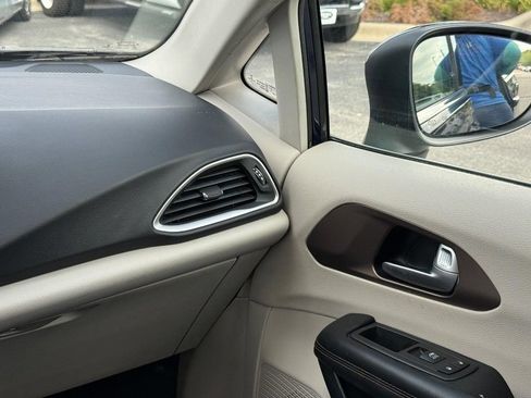 Used 2017 Chrysler Pacifica LX FWD image 14