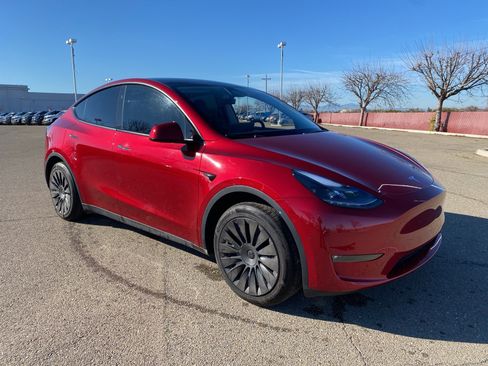 Used 2024 Tesla Model Y Long Range image 3