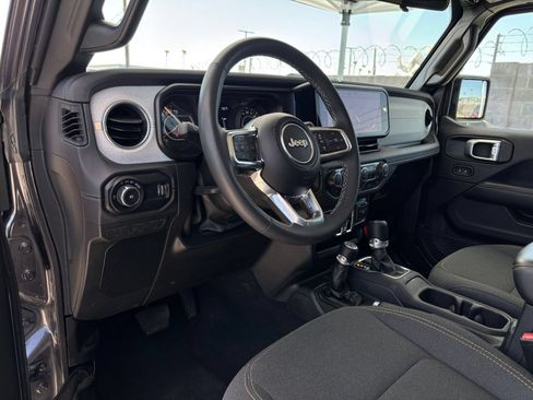 Used 2025 Jeep Wrangler Unlimited Sahara AWD/4WD image 34