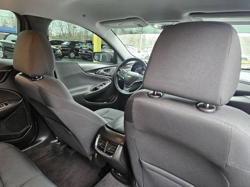 Used 2017 Chevrolet Malibu LT image 34