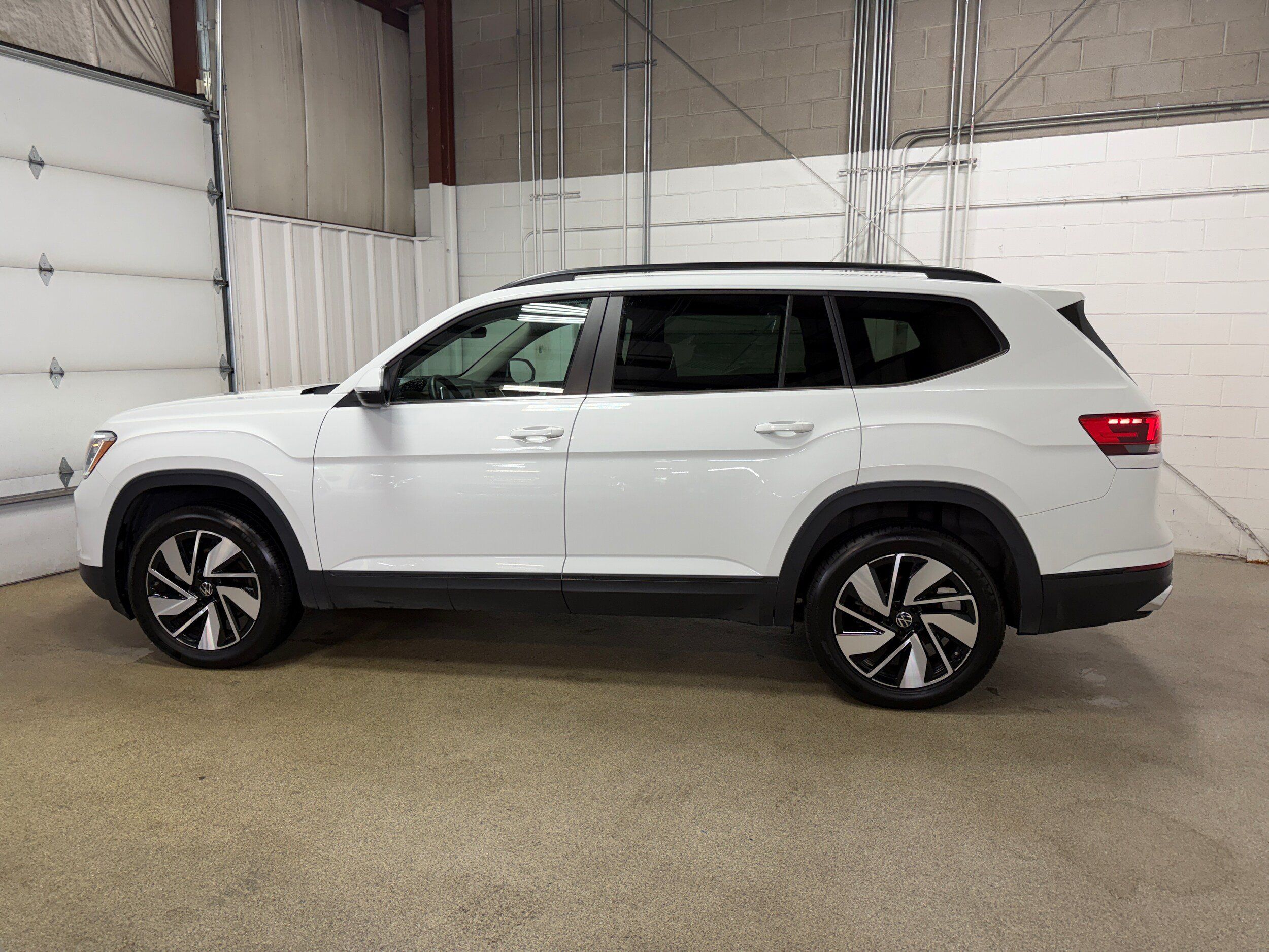 Used 2025 Volkswagen Atlas SE AWD/4WD image 6