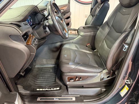Used 2020 Cadillac Escalade Luxury AWD/4WD image 18