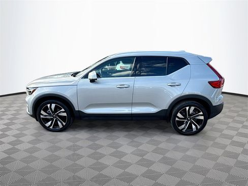 Used 2023 Volvo XC40 B5 Plus image 9