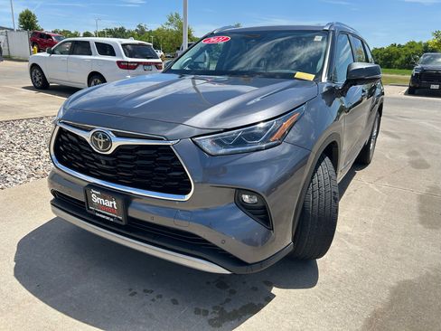 Certified 2021 Toyota Highlander Platinum AWD/4WD image 3