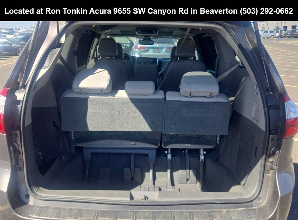 Used 2019 Toyota Sienna XLE w/ XLE Navigation Package FWD image 13