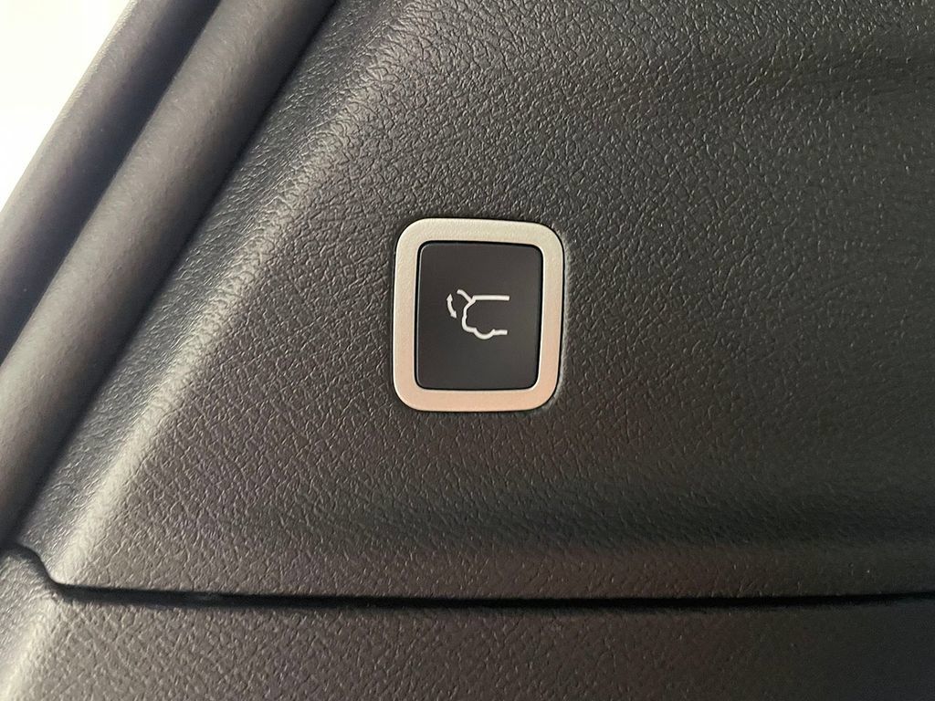 Used 2026 Chrysler Voyager LX FWD image 9