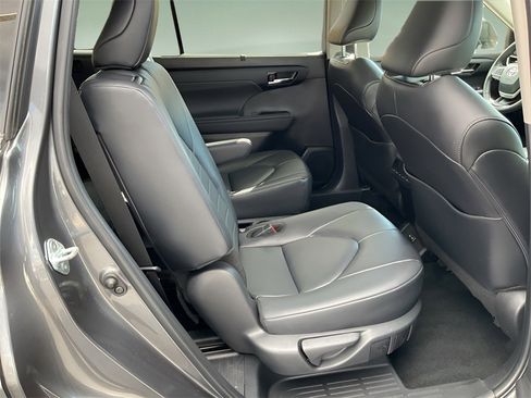 Used 2024 Toyota Highlander XLE image 21