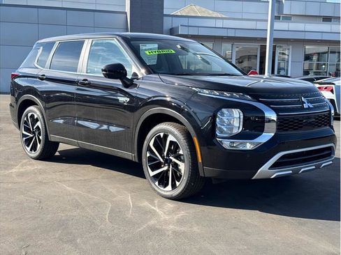 Used 2025 Mitsubishi Outlander SE image 3