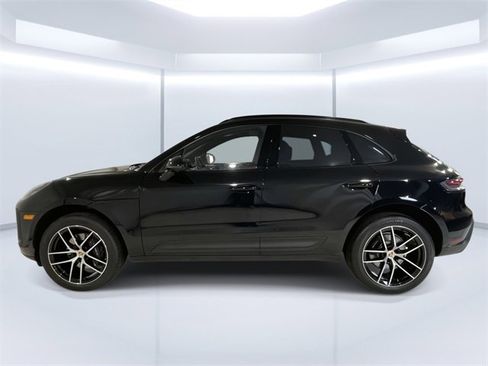 Certified 2025 Porsche Macan image 2
