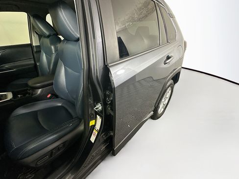 Used 2019 Toyota RAV4 XLE w/ Convenience Package FWD image 12
