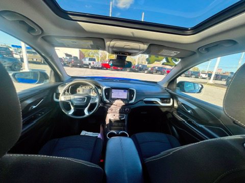 Used 2024 GMC Terrain SLE w/ Driver Convenience Package FWD image 33