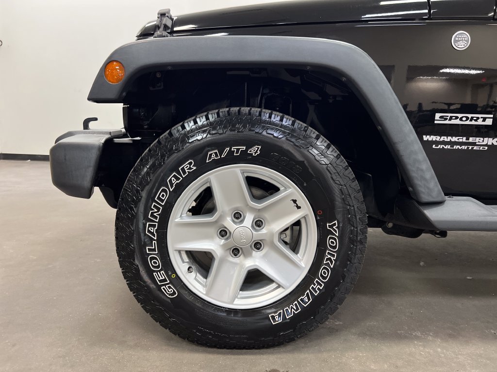 Used 2018 Jeep Wrangler Unlimited Sport w/ Connectivity Group AWD/4WD image 30