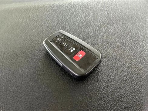 Used 2022 Toyota Camry SE w/ Cold Weather Package FWD image 32